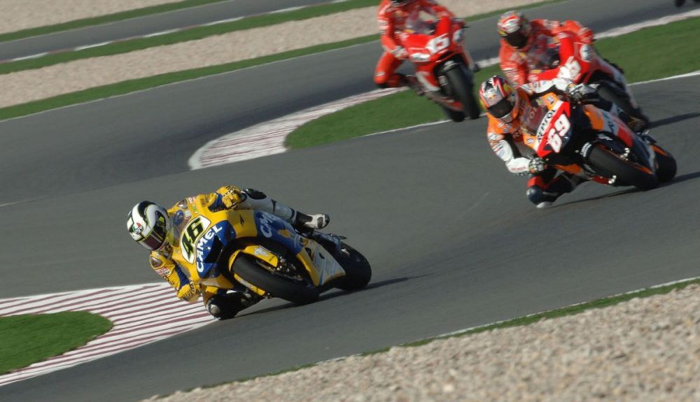 Rossi precede a Hayden en Qatar 2006. Fuente: Gold & Goose Rossi precede a Hayden en Qatar 2006. Fuente: Gold & Goose