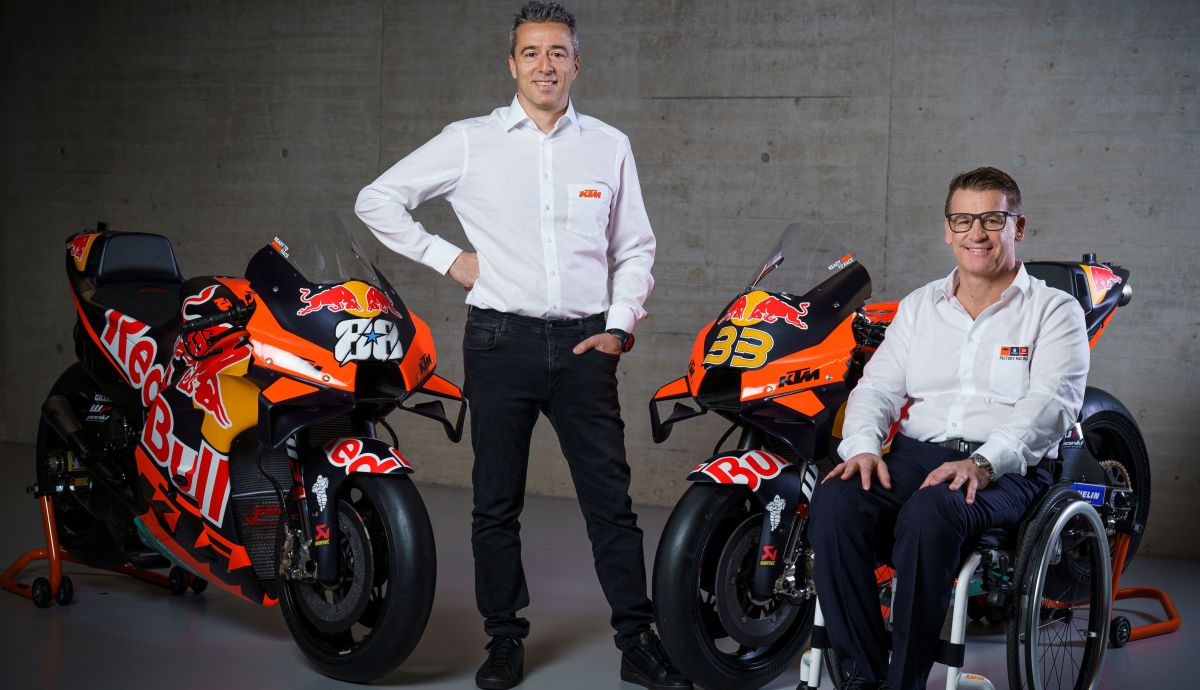 Francesco Guidotti y Pit Beirer junto a las KTM RC16 del Red Bull Factory Racing para MotoGP 2022 Francesco Guidotti y Pit Beirer junto a las KTM RC16 del Red Bull Factory Racing para MotoGP 2022
