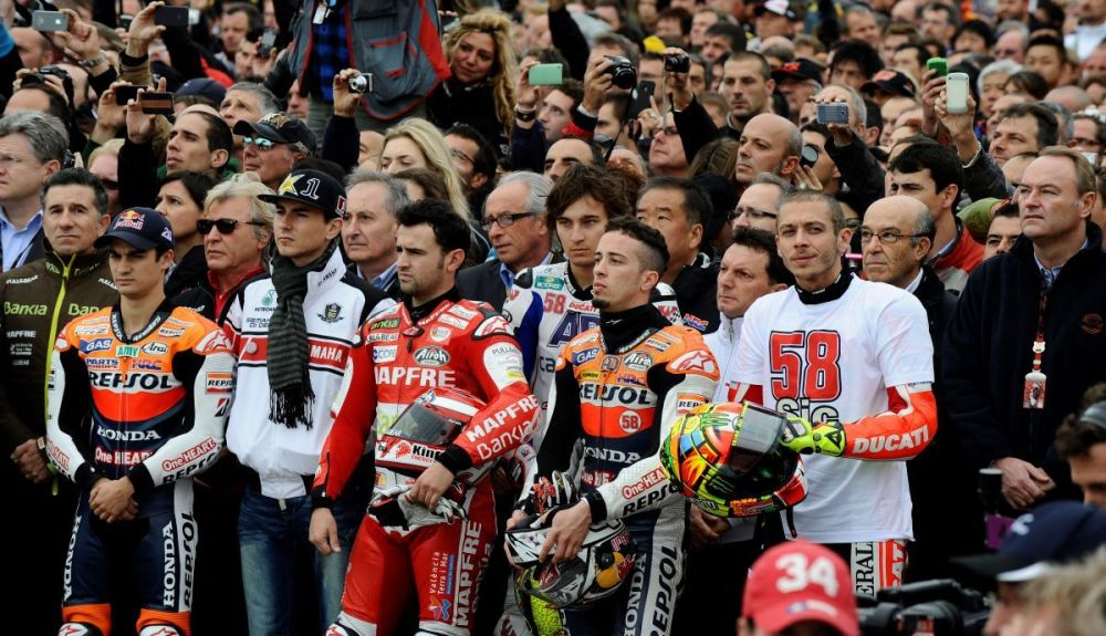 Homenaje a Marco Simoncelli en el GP de Valencia de 2011. Fuente: Gold & Goose Homenaje a Marco Simoncelli en el GP de Valencia de 2011. Fuente: Gold & Goose