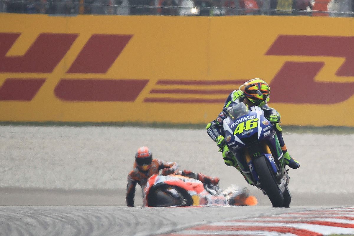 Momento cumbre de la rivalidad entre Valentino Rossi y Marc Márquez: Sepang 2015. Fuente: Gold & Goose