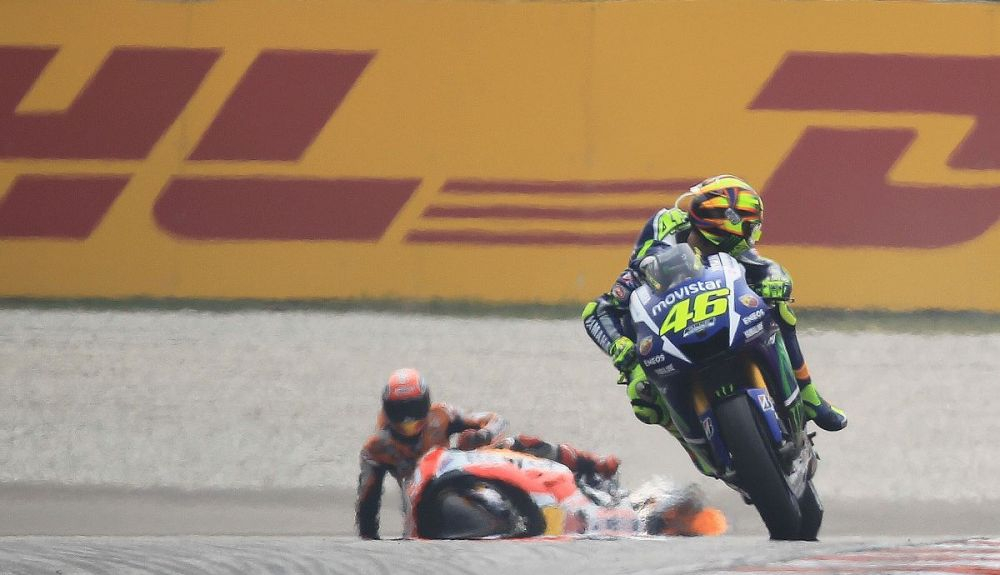 Valentino Rossi tira a Mar Márquez en Sepang en 2015. Fuente: Gold & Goose Valentino Rossi tira a Mar Márquez en Sepang en 2015. Fuente: Gold & Goose