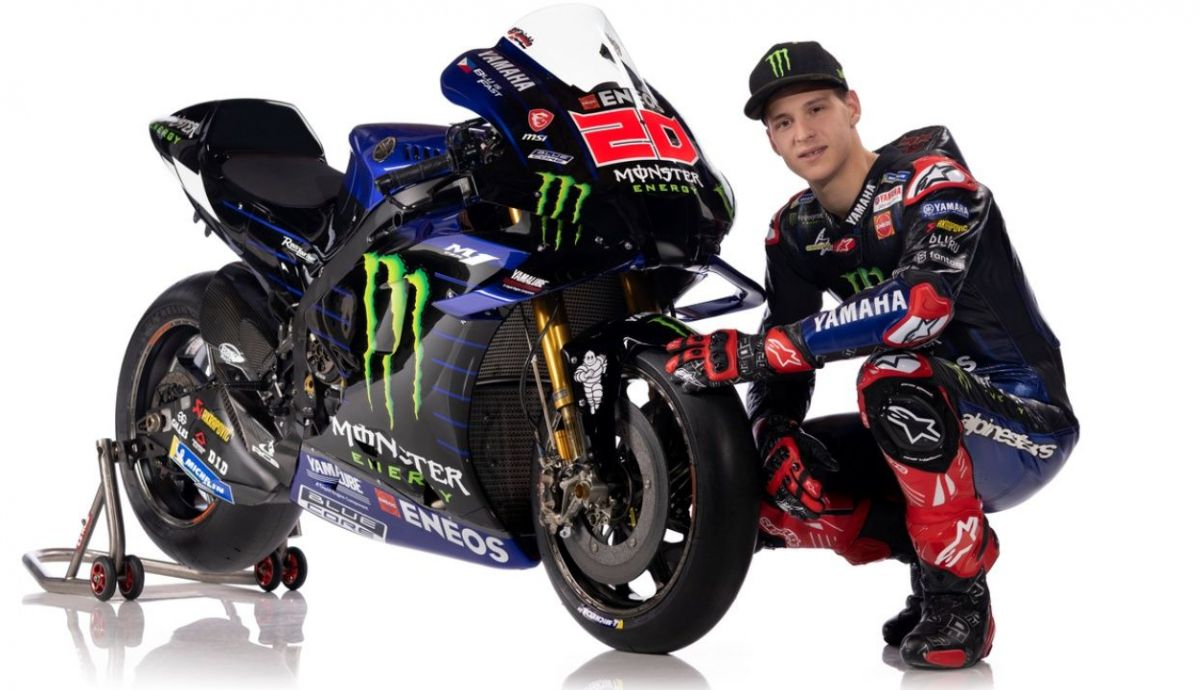 Fabio Quartararo junto a la Yamaha YZR M1 del Monster Energy que llevará en MotoGP 2022 Fabio Quartararo junto a la Yamaha YZR M1 del Monster Energy que llevará en MotoGP 2022