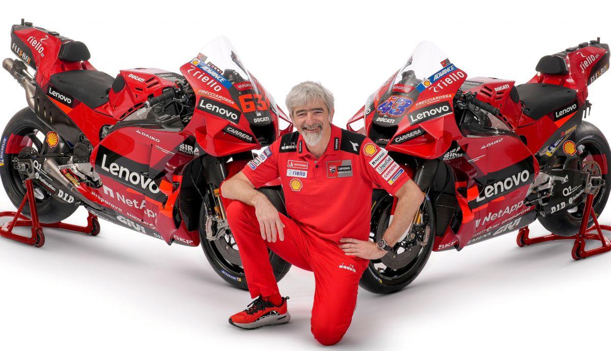 Gigi Dall'Igna junto a las Ducati Desmosedici GP22 para MotoGP 2022 Gigi Dall'Igna junto a las Ducati Desmosedici GP22 para MotoGP 2022