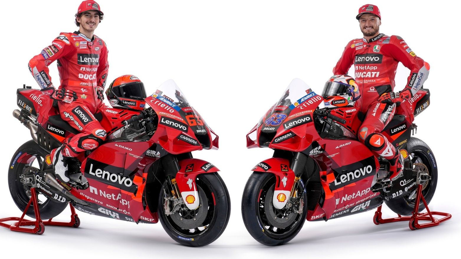 Pecco Bagnaia y Jack Miller sobre la Ducati Desmosedici GP22 delDucati Lenovo que llevarán en MotoGP 2022