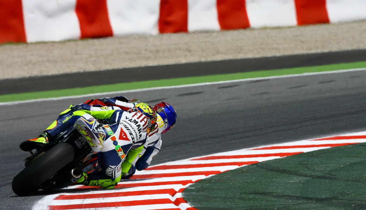 Valentino Rossi prepara el adelantamiento a Jorge Lorenzo en la última curva de Catalunya 2009 Valentino Rossi prepara el adelantamiento a Jorge Lorenzo en la última curva de Catalunya 2009