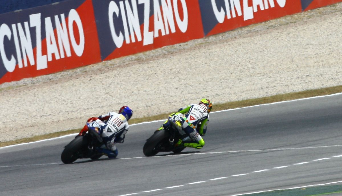 Valentino Rossi supera a Jorge Lorenzo en la última curva de Catalunya 2009 Valentino Rossi supera a Jorge Lorenzo en la última curva de Catalunya 2009