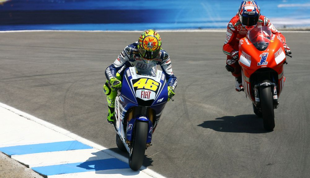 Valentino Rossi supera a Casey Stoner en el Sacacorchos en Laguna Seca 2008 Valentino Rossi supera a Casey Stoner en el Sacacorchos en Laguna Seca 2008