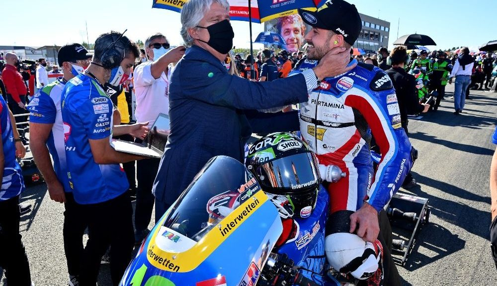 Imagen de Thomas Luthi felicitado antes de una carrera / Credit: PSP/Lukasz Swiderek © FIM Imagen de Thomas Luthi felicitado antes de una carrera / Credit: PSP/Lukasz Swiderek © FIM