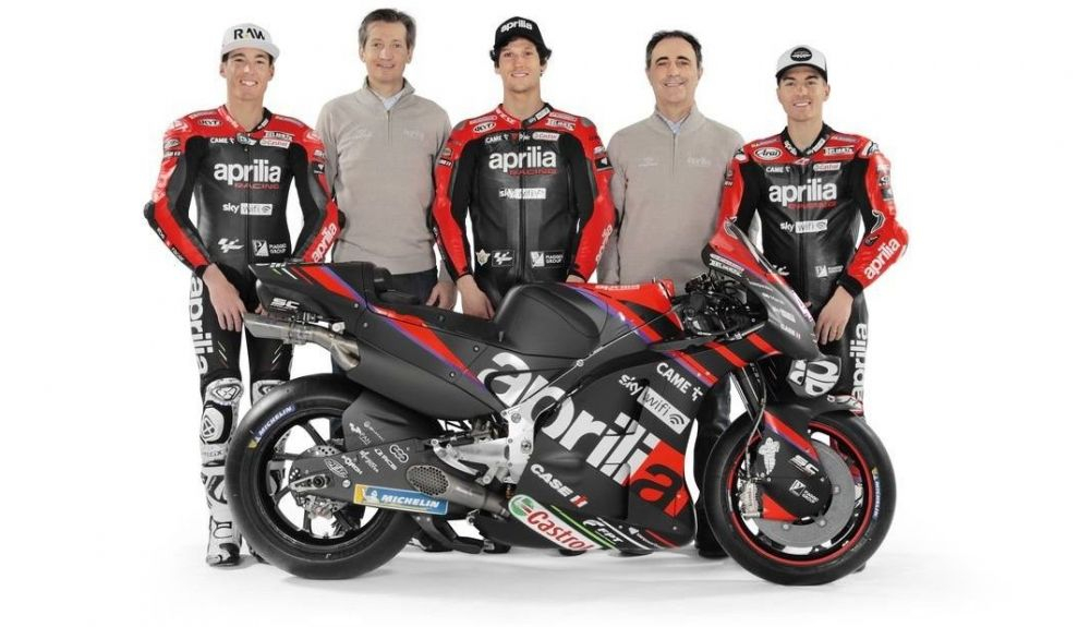 Aleix Espargaró, Massimo Rivola, Lorenzo Savadori, Romano Albesiano y Maverick Viñales con la Aprilia RS GP para MotoGP 2022