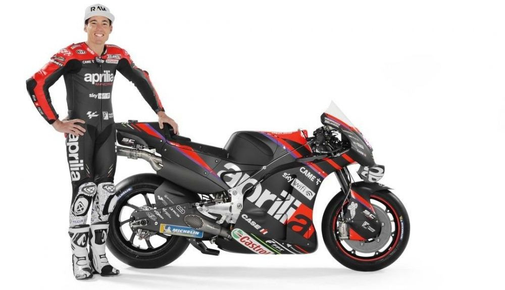 Aleix Espargaró junto a la Aprilia RS GP que llevará en MotoGP 2022 Aleix Espargaró junto a la Aprilia RS GP que llevará en MotoGP 2022