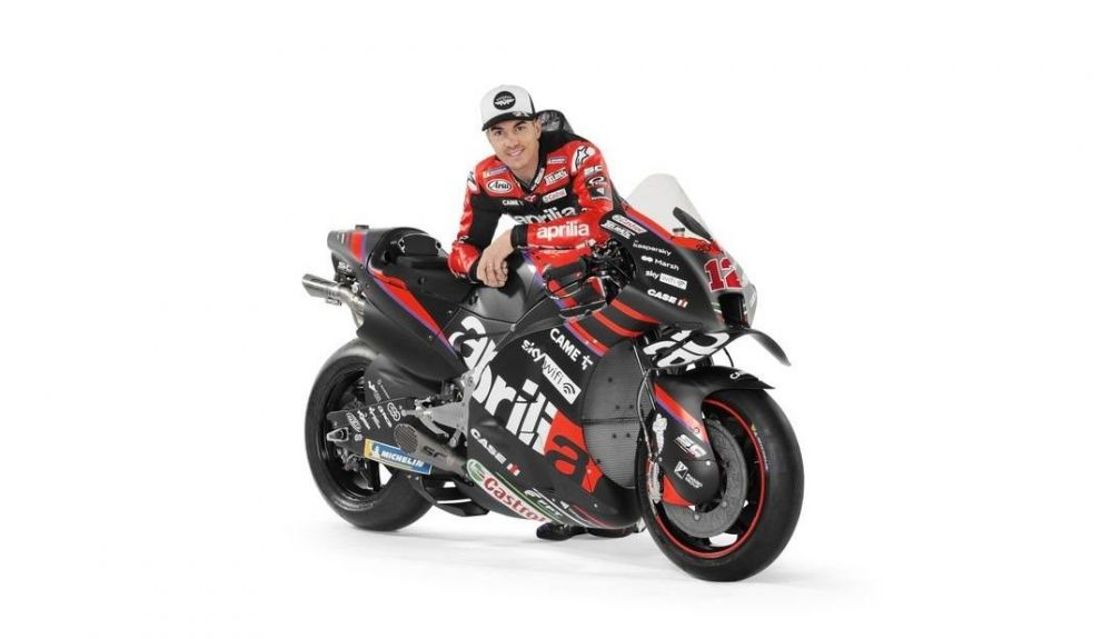 Maverick Viñales junto a la Aprilia RS GP que llevará en MotoGP 2022