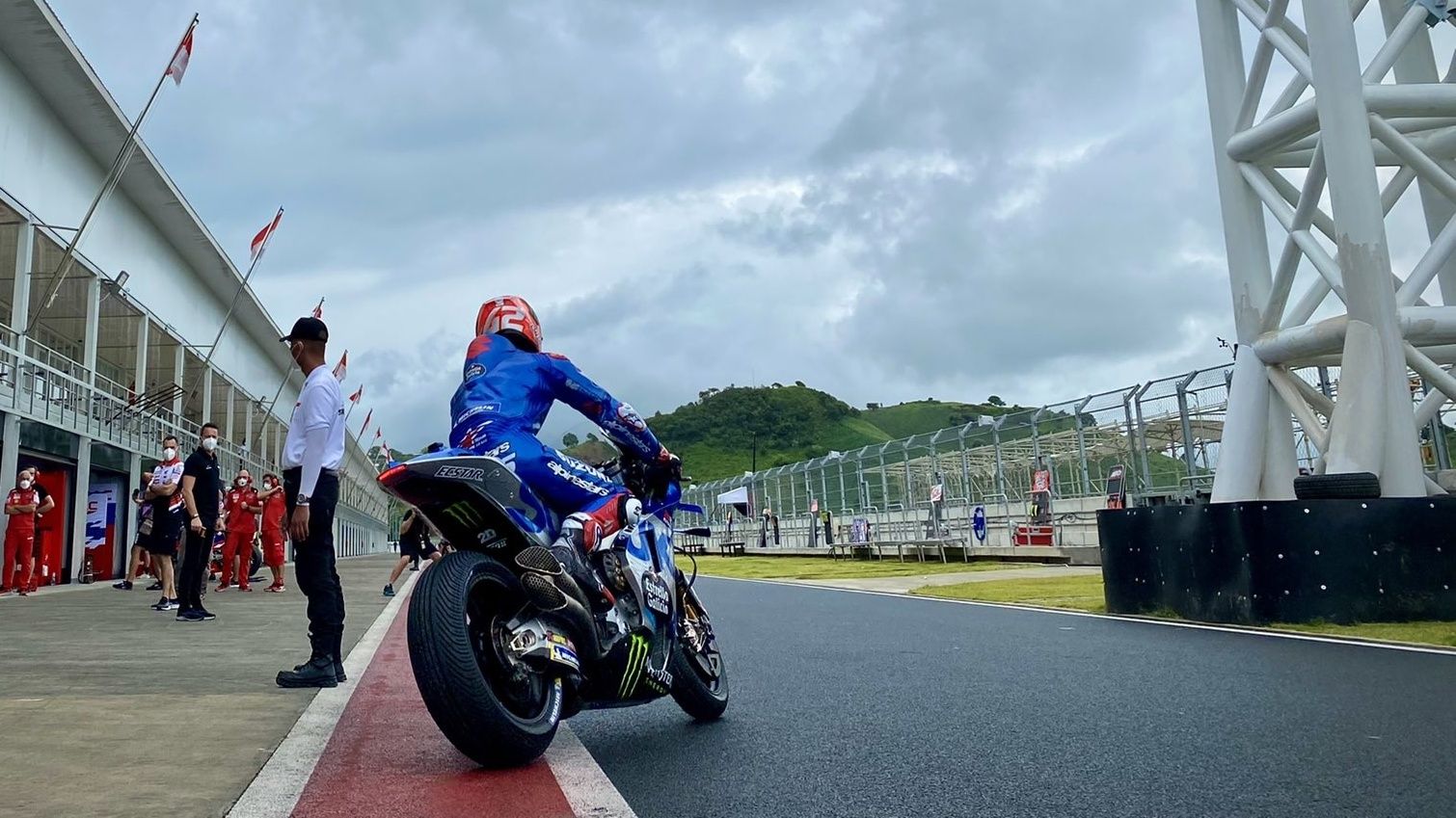 Álex Rins sale del box en el Mandalika International Street Circuit