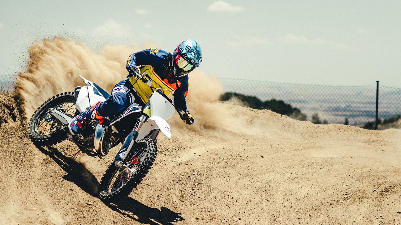 Husqvarna TC 125 2022. El amortiguador aporta buena tracción aunque se muestra algo blando en los saltos.