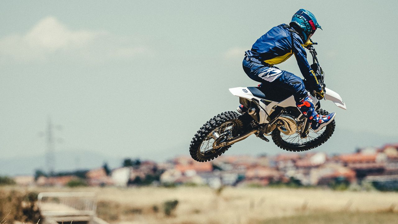 Husqvarna TC 125 2022. La máquina blanca pesa 88,1 kilos en vacío (dato verificado).