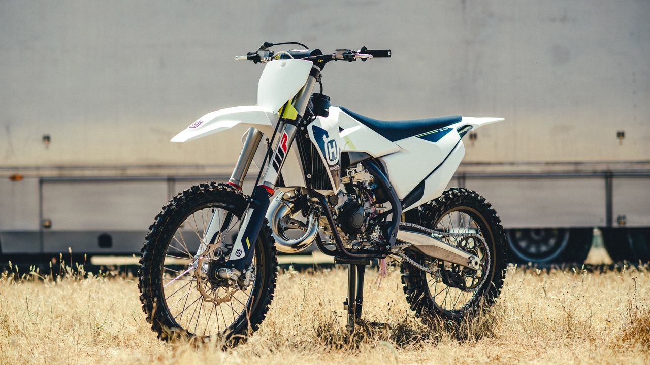 Husqvarna TC 125 2022. Se mantiene la apuesta por una decoración sobria y discreta.