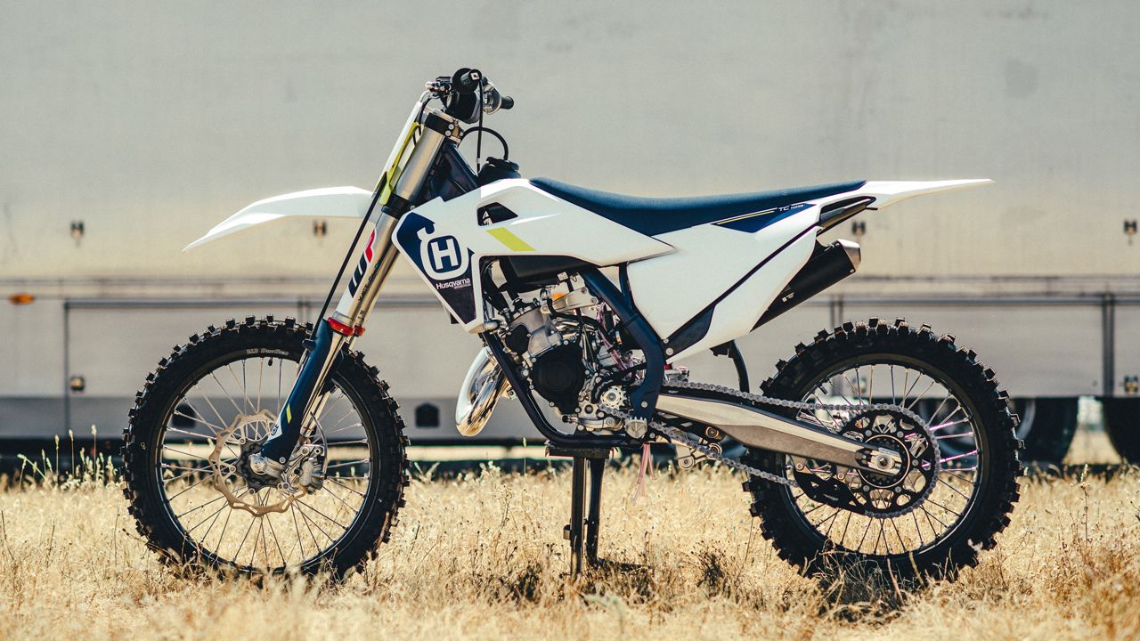 Husqvarna TC 125 2022. Viene de serie con bomba de aire para ajustar la horquilla.