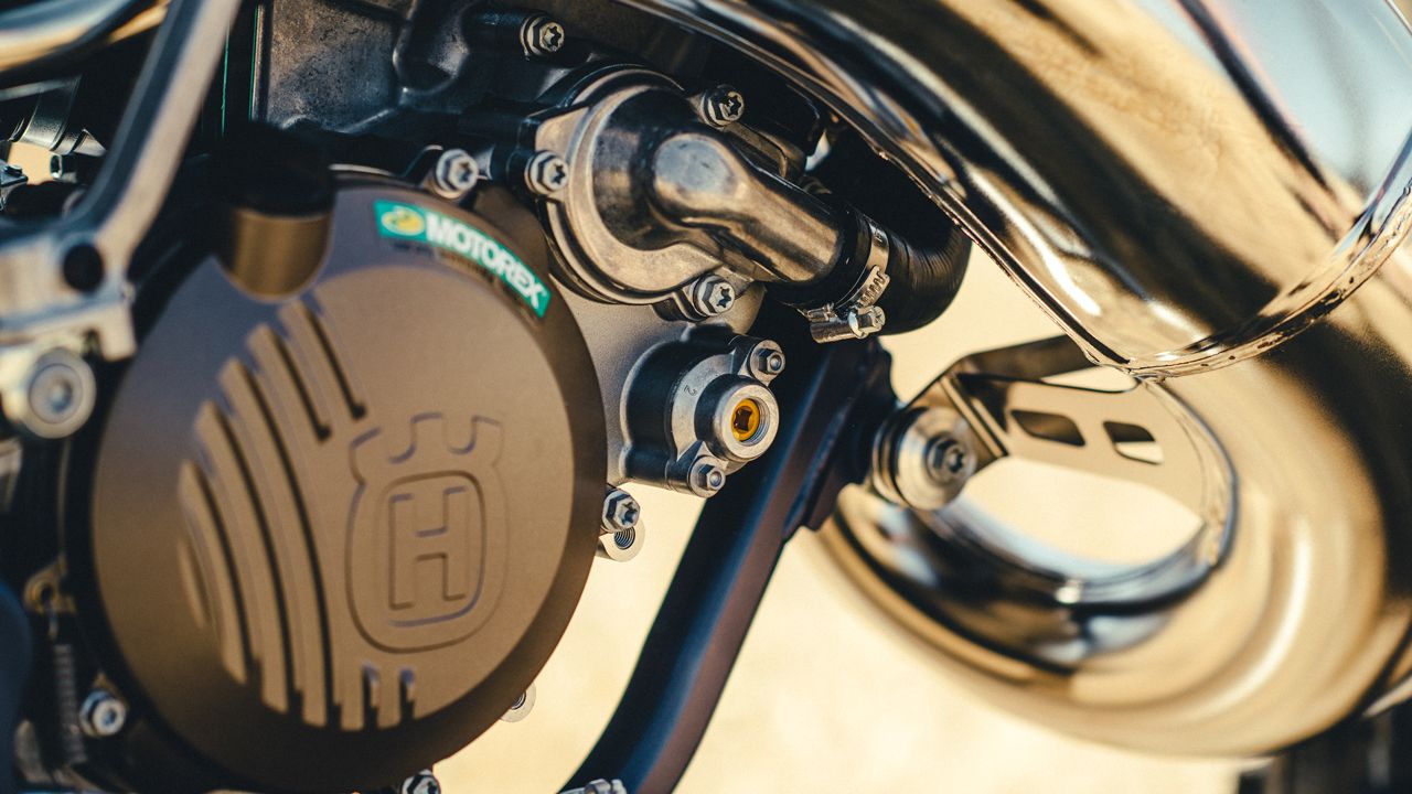 Husqvarna TC 125 2022. El motor permite ajustar la respuesta de la válvula de escape.