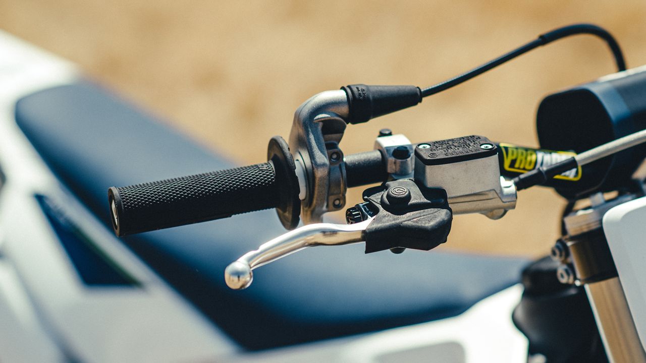 Husqvarna TC 125 2022. Los puños ODI permiten ser sustituidos sin uso de pegamento.