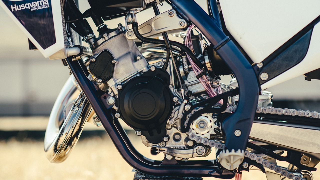 Husqvarna TC 125 2022. El motor muestra un tamaño muy compacto.