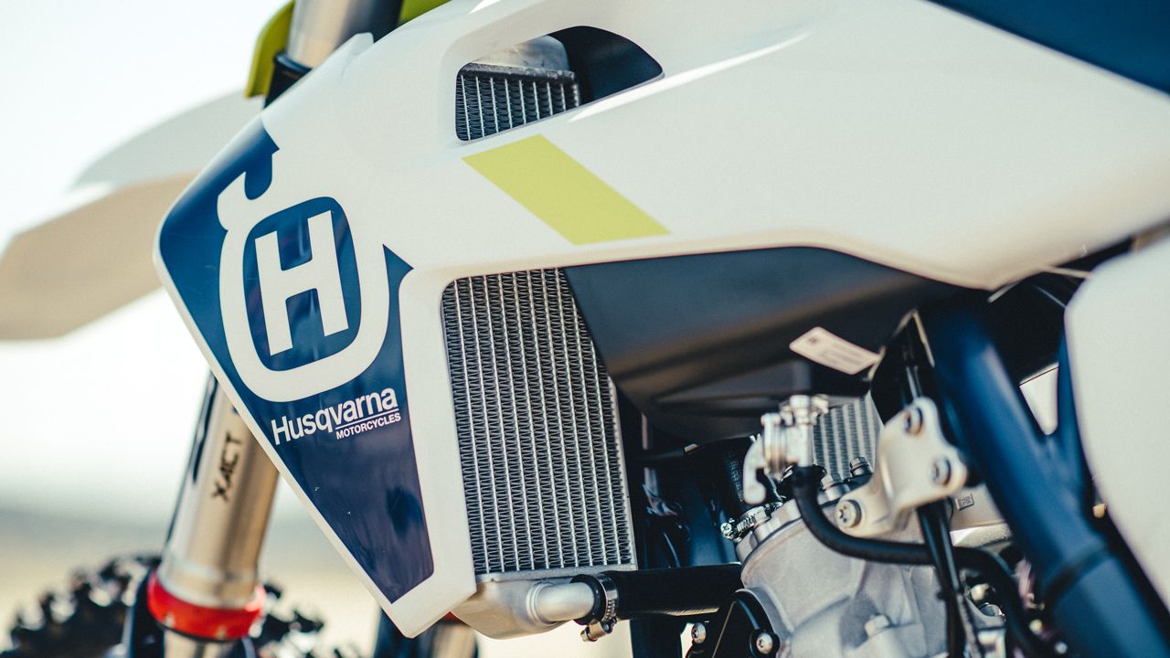Husqvarna TC 125 2022. Radiadores en aluminio como en la TC de mayor cilindrada.