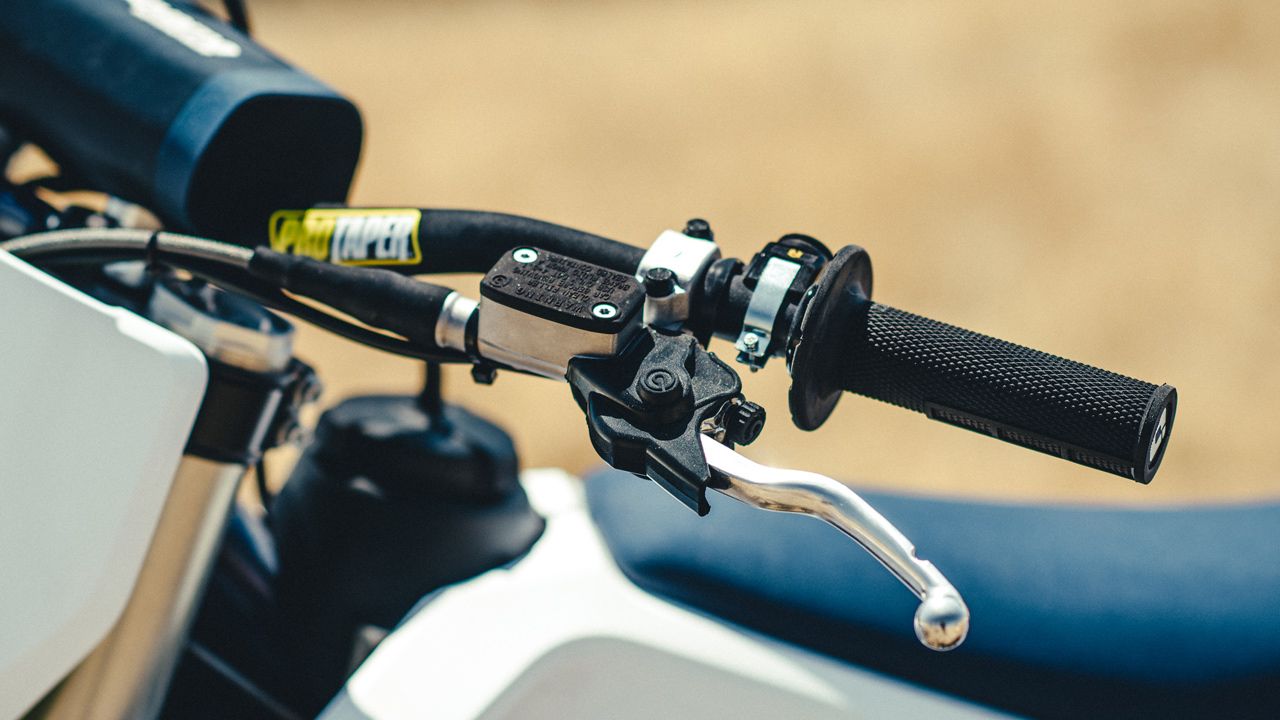 Husqvarna TC 125 2022. La nueva bomba de embrague Brembo en la principal novedad en 2022.