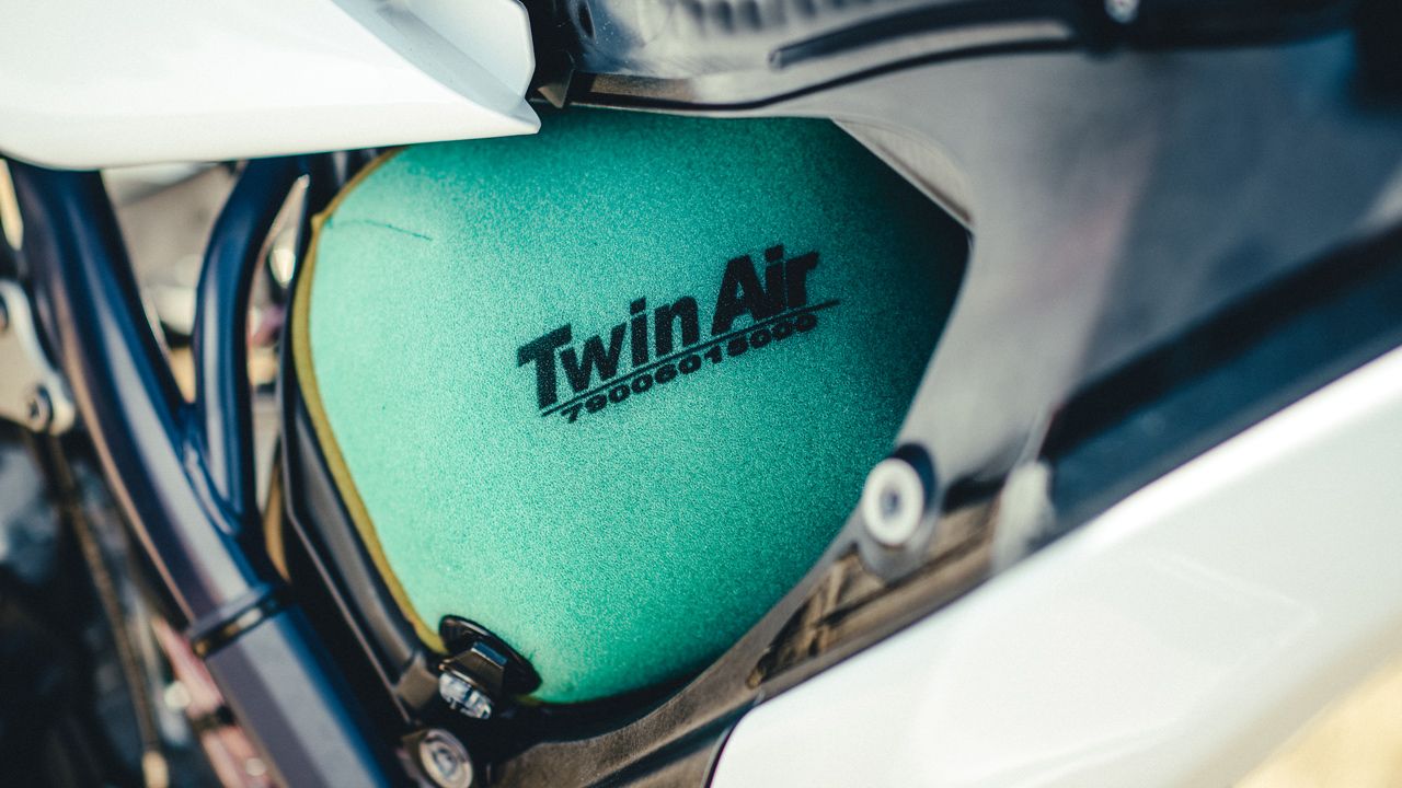 Husqvarna TC 125 2022. Muy cómodo, el acceso al filtro de aire, sin necesidad de usar herramientas.