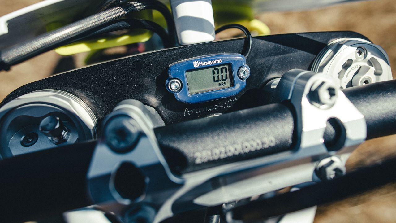 Husqvarna TC 125 2022. El marcador de horas de uso viene incluido de serie.