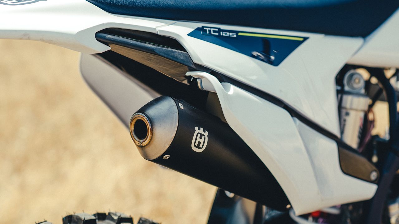 Husqvarna TC 125 2022. Fijación metálica entre el silenciador de escape y el subchasis plástico.