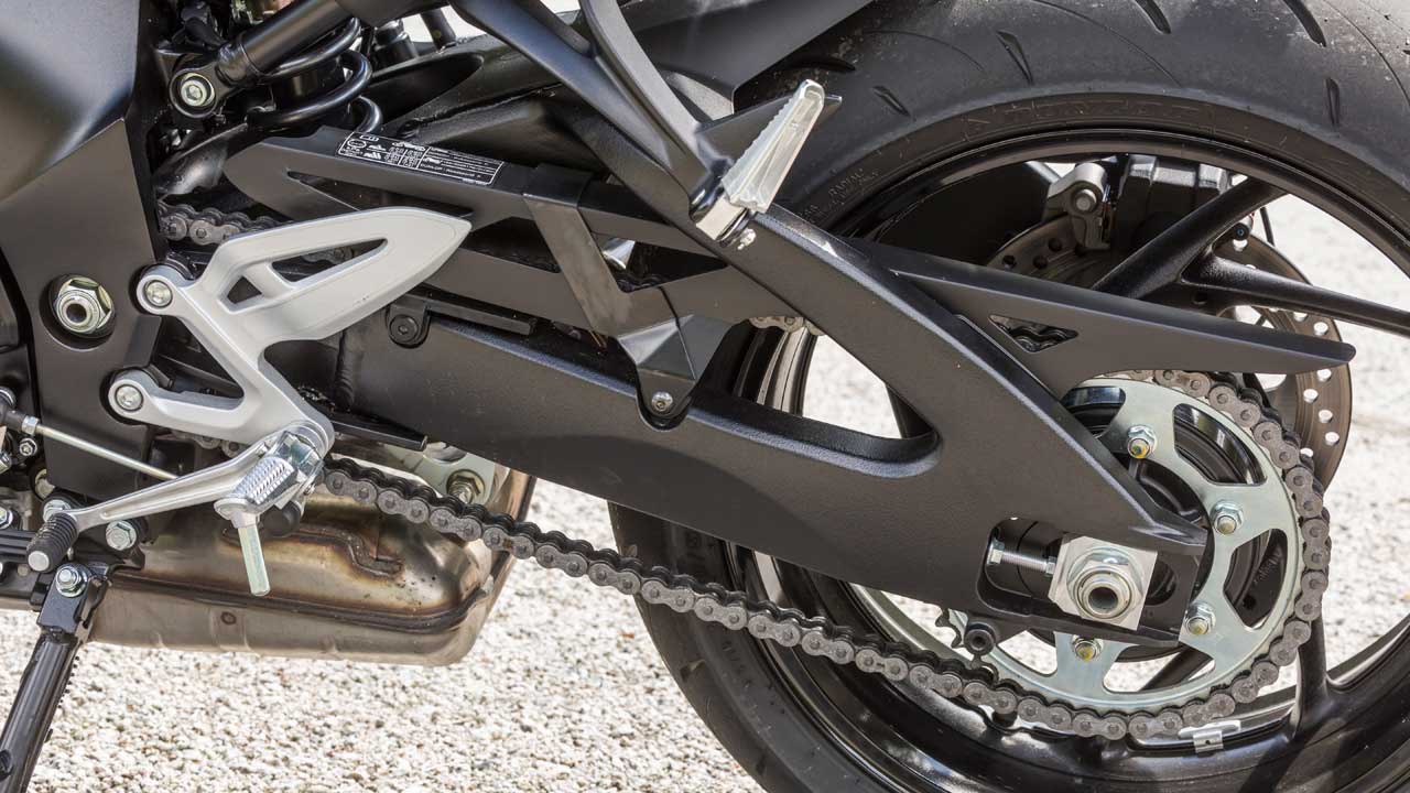 Suzuki GSX S950: El chasis de doble viga de aluminio se combina con un basculante de doble brazo con refuerzos procedente también de un modelo hiperdeportivo. 