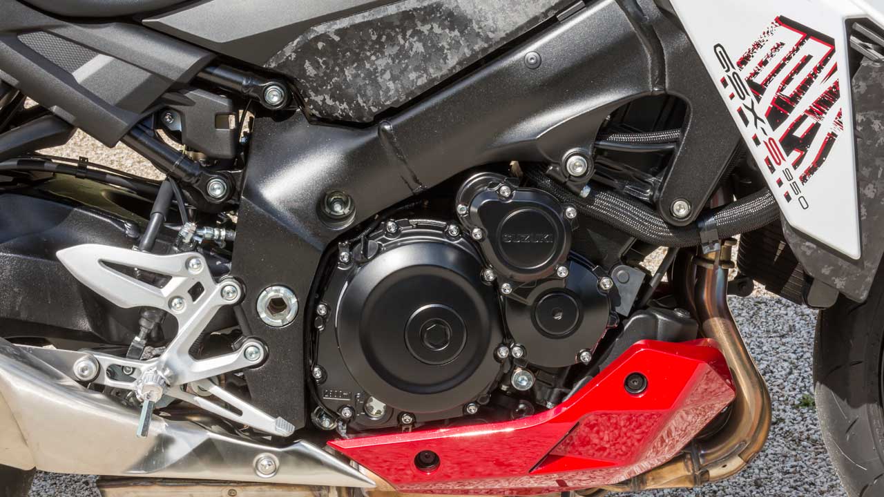 Suzuki GSX S950: El motor es idéntico al de la GSX-S1000 salvo la programación electrónica, un tetracilíndrico en línea procedente de versiones anteriores de la GSX-R1000 de superbike