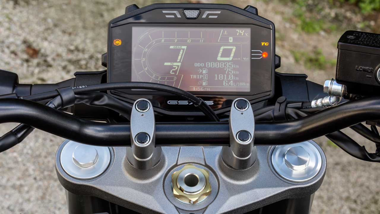 Suzuki GSX S950: El cuadro es una unidad digital de grandes dimensiones que se maneja desde la piña izquierda.
