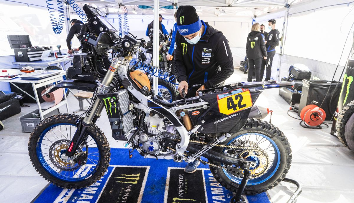 mechanic Dakar Rally 2022 1561 mechanic Dakar Rally 2022 1561