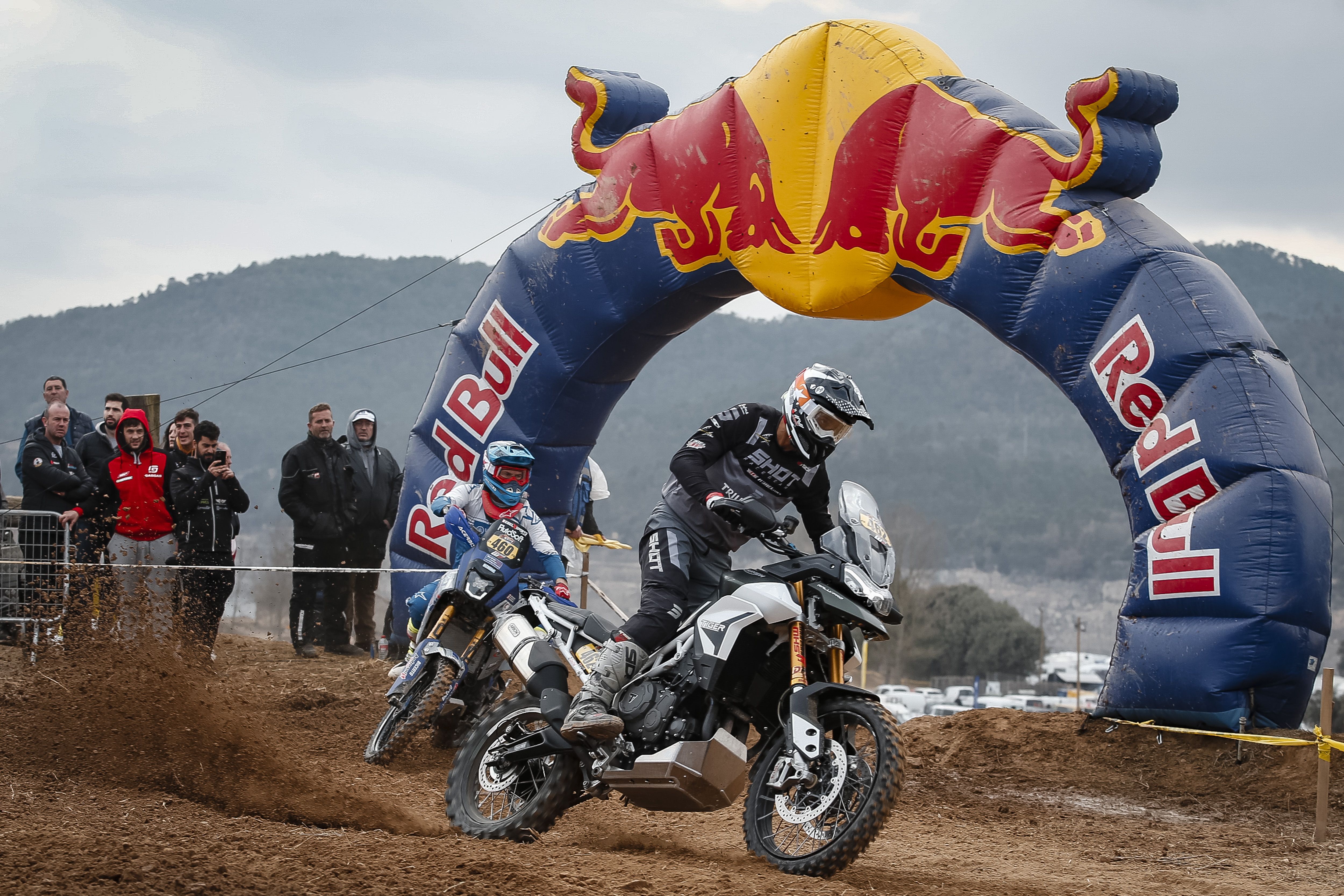 Triumph sorprende en la Basella Race1