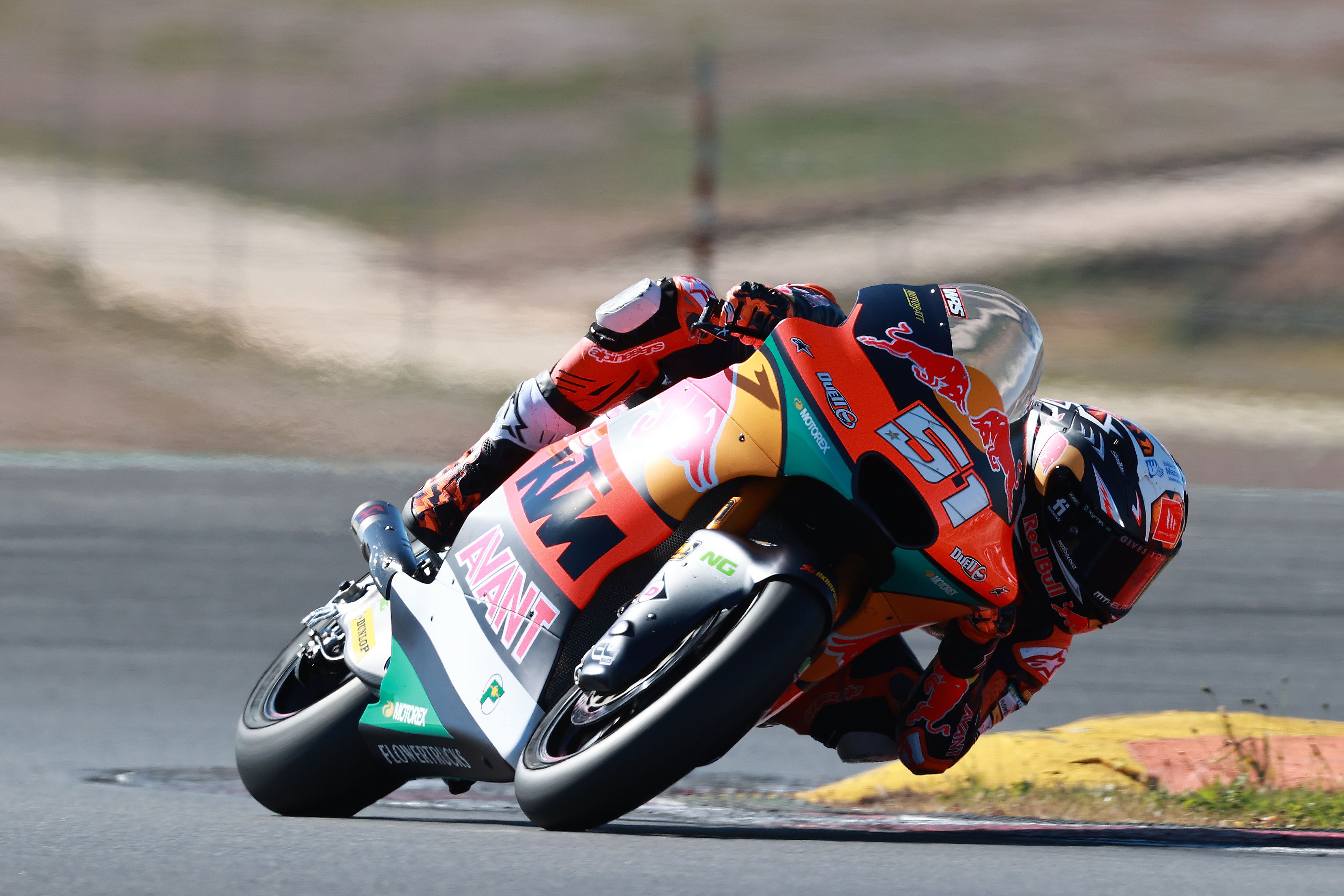 Pedro Acosta impresiona batiendo el récord de Portimao en Moto2