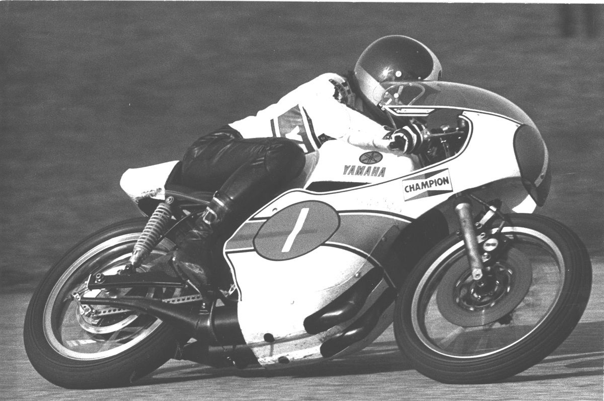 Giacomo Agostini en la carrera de 350 cc del GP de las Naciones de 1974 disputado en Imola. Credit: Maurice Büla © FIM