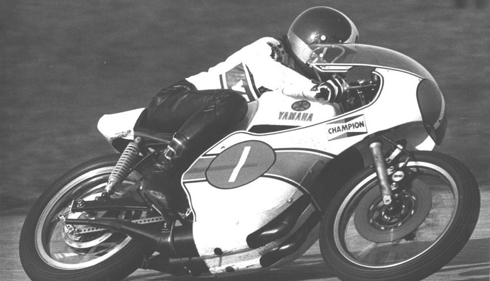 Giacomo Agostini en la carrera de 350 cc del GP de las Naciones de 1974 disputado en Imola. Credit: Maurice Büla © FIM