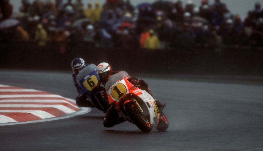 Eddie Lawson en Silverstone en 1985. Fuente: Gold & Goose Eddie Lawson en Silverstone en 1985. Fuente: Gold & Goose