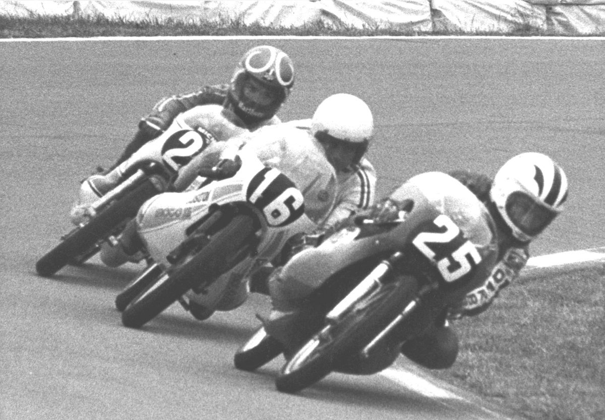 Ángel Nieto (25) por delante de Paolo Pileri (16)  y Bruno Kneubühler en el Circuito de Assen en el Gran Premio de Países Bajos de 125 cc en 1974. Credit: Maurice Büla © FIM 