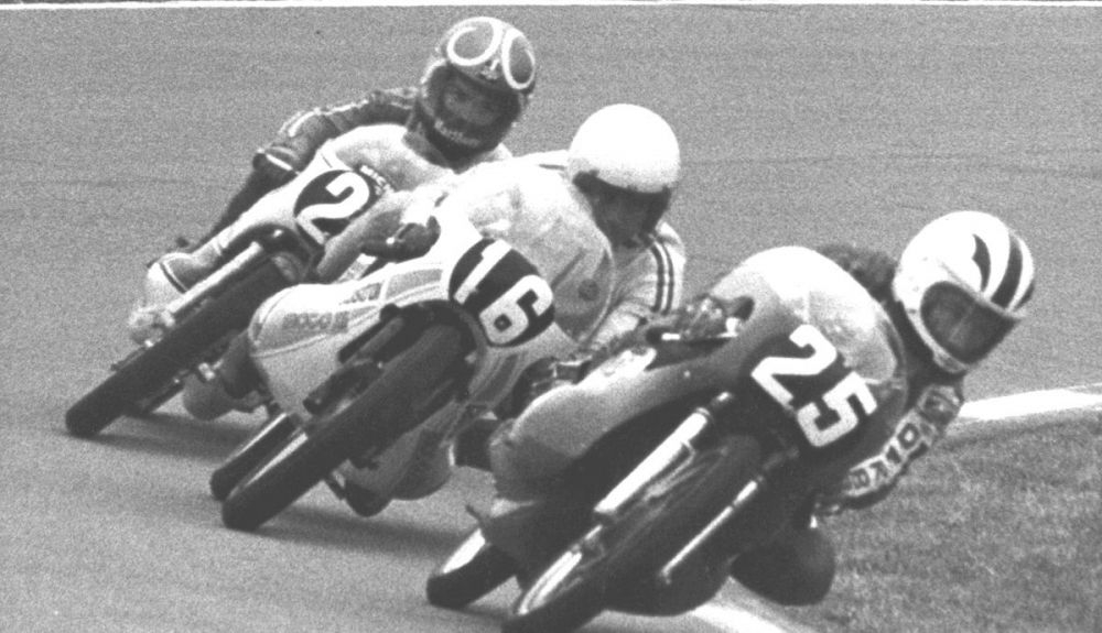 Ángel Nieto (25) por delante de Paolo Pileri (16)  y Bruno Kneubühler en el Circuito de Assen en el Gran Premio de Países Bajos de 125 cc en 1974. Credit: Maurice Büla © FIM 