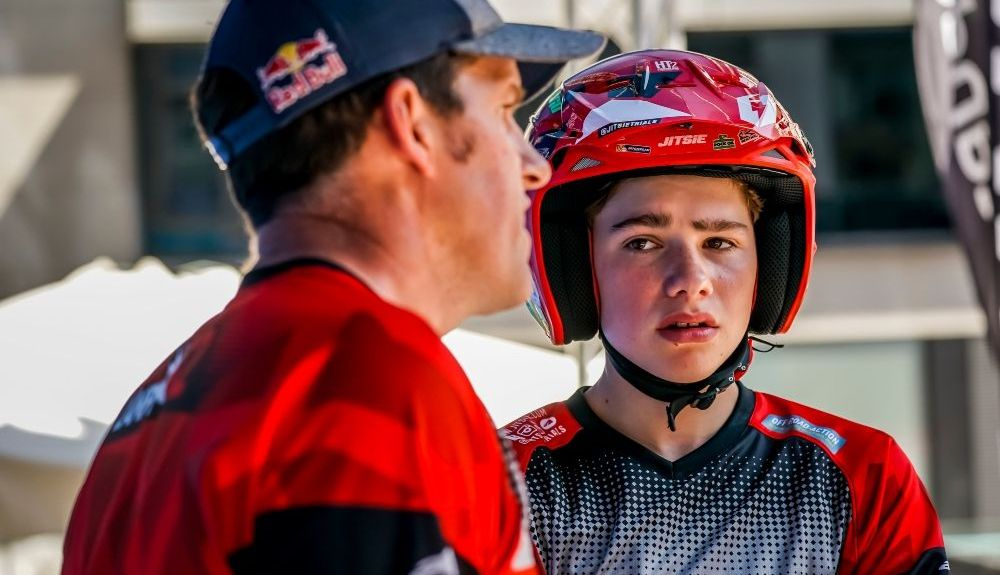 Dougie Lampkin con su hijo / Credit: Pep Segales © FIM Dougie Lampkin con su hijo / Credit: Pep Segales © FIM