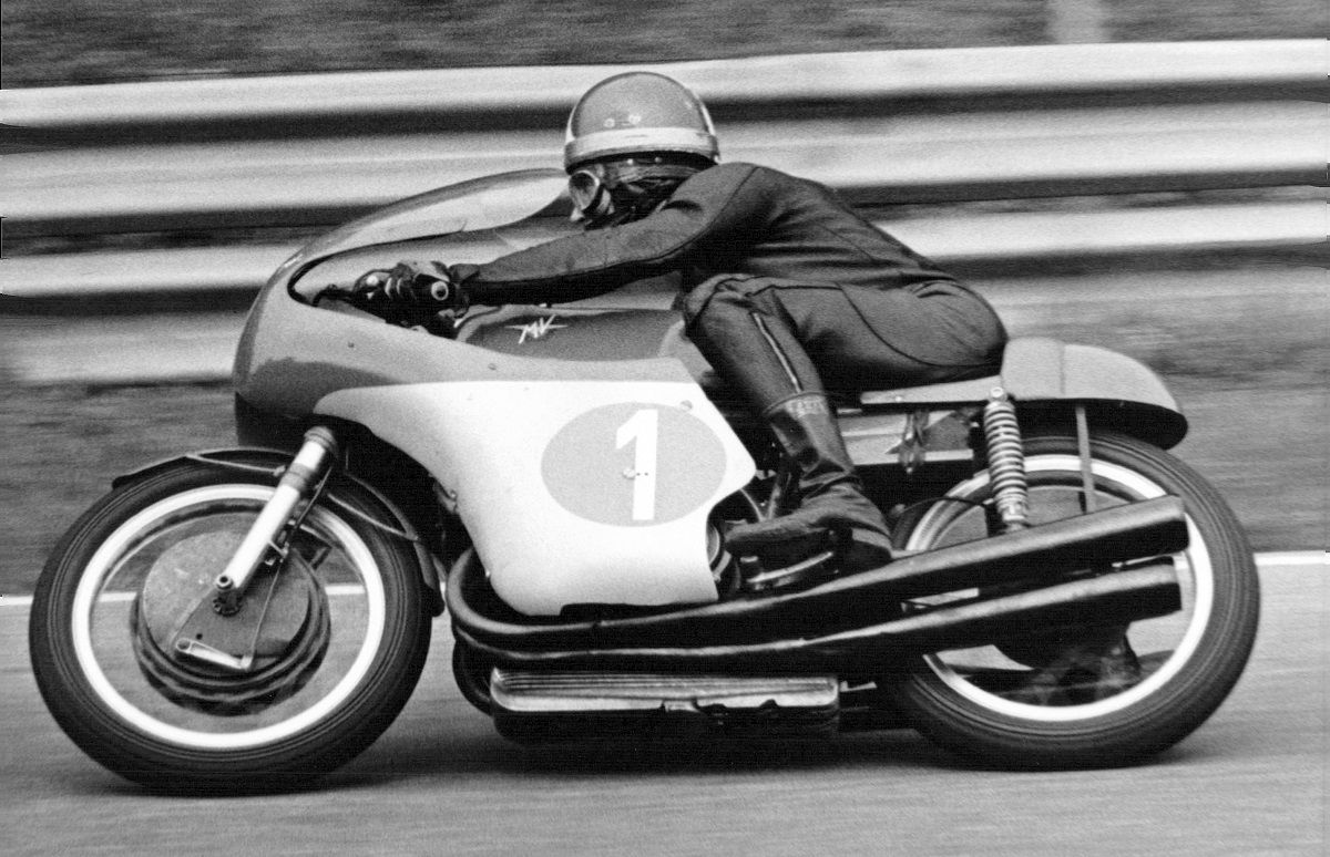 Giacomo Agostini en el GP de Italia con la MV Agusta de 350 cc de 1966 en el Circuito de Monza. Credit: Maurice Büla © FIM