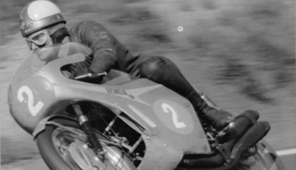 Mike Hailwood en el circuito de Monza en la carrera de 350 cc de 1966. Credit: Maurice Büla © FIM Mike Hailwood en el circuito de Monza en la carrera de 350 cc de 1966. Credit: Maurice Büla © FIM