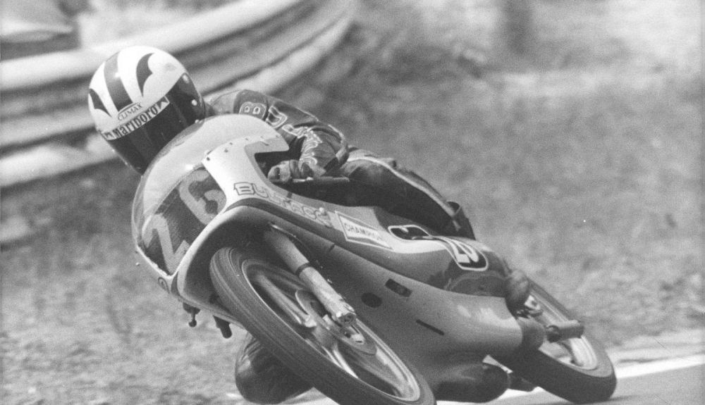 Ángel Nieto en la carrera de 125 cc de 1976 en el circuito de Le Mans. Credit: Maurice Büla © FIM Ángel Nieto en la carrera de 125 cc de 1976 en el circuito de Le Mans. Credit: Maurice Büla © FIM