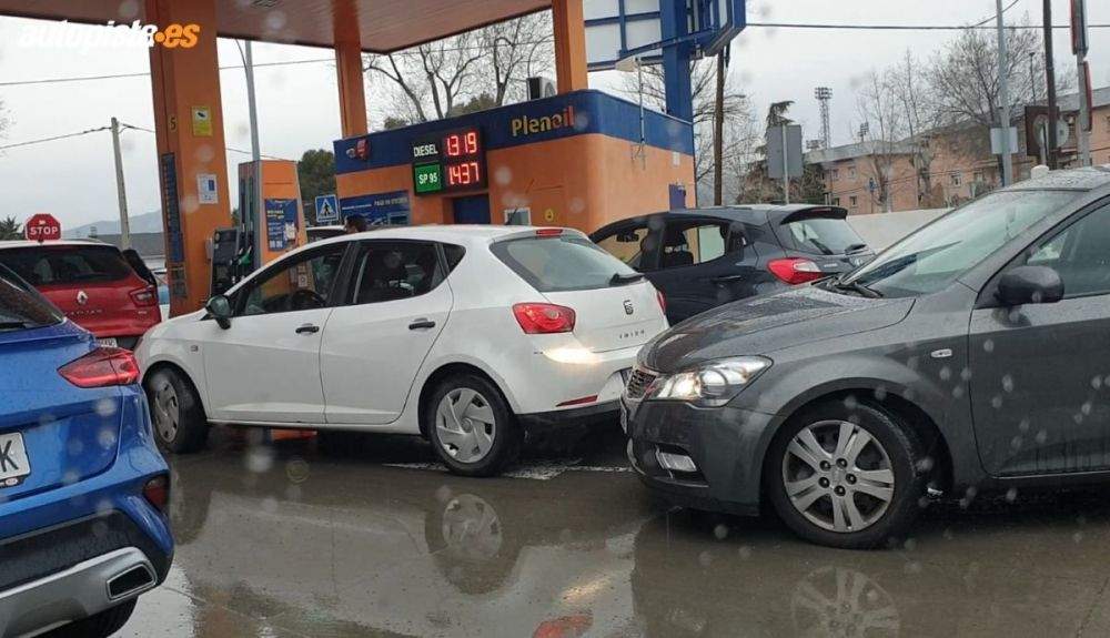 Gasolinera barata o low cost con largas colas