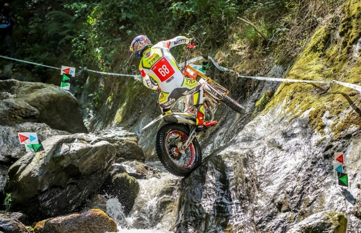 Adam Raga, piloto de trial, con su moto en una prueba / Credit: Pep Segales © FIM