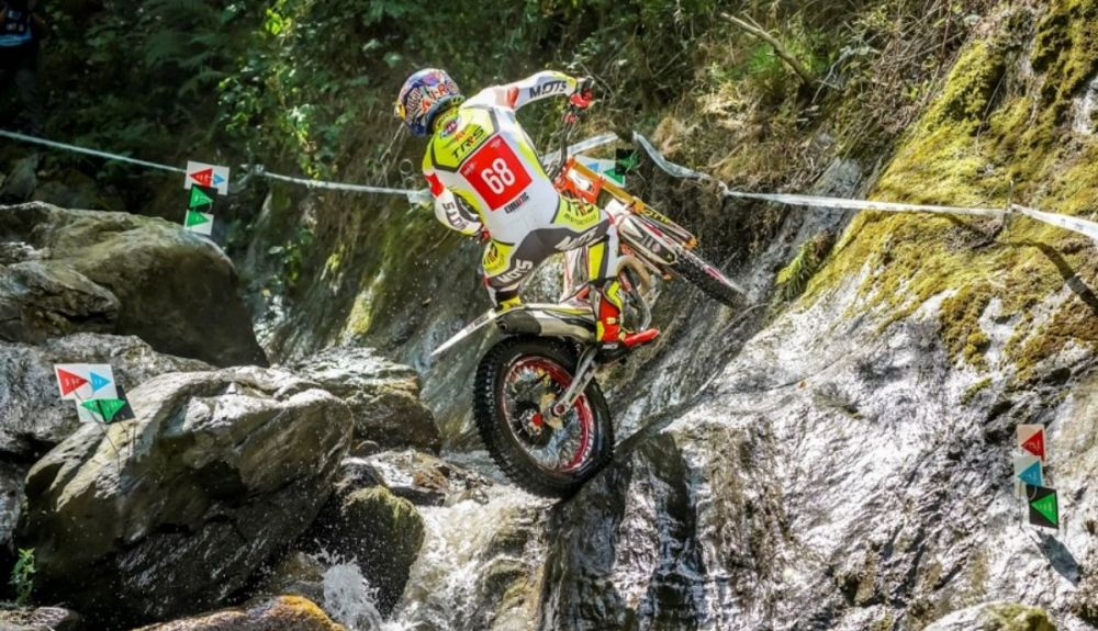Adam Raga, piloto de trial, con su moto en una prueba / Credit: Pep Segales © FIM Adam Raga, piloto de trial, con su moto en una prueba / Credit: Pep Segales © FIM