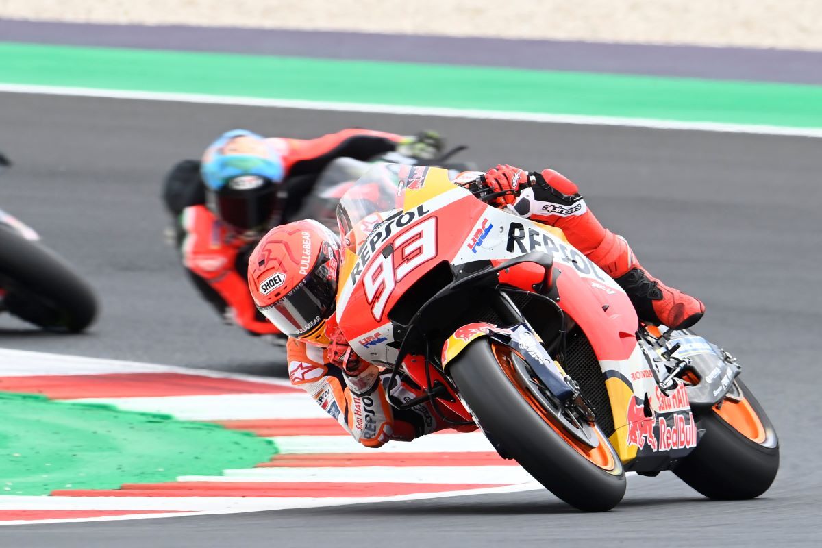 Marc Márquez liderando en Misano en MotoGP. Fuente: Gold & Goose