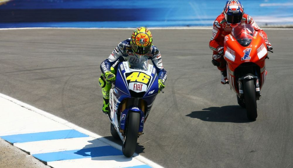 Valentino Rossi y Casey Stoner en Laguna Seca. Fuente: Gold & Goose