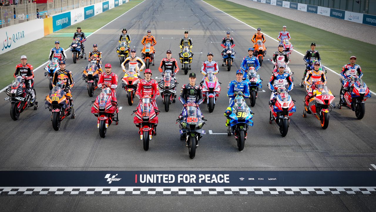 La parrilla de MotoGP 2022 en la tradicional foto de inicio de temporada, sobre el lema de "unidos por la paz".