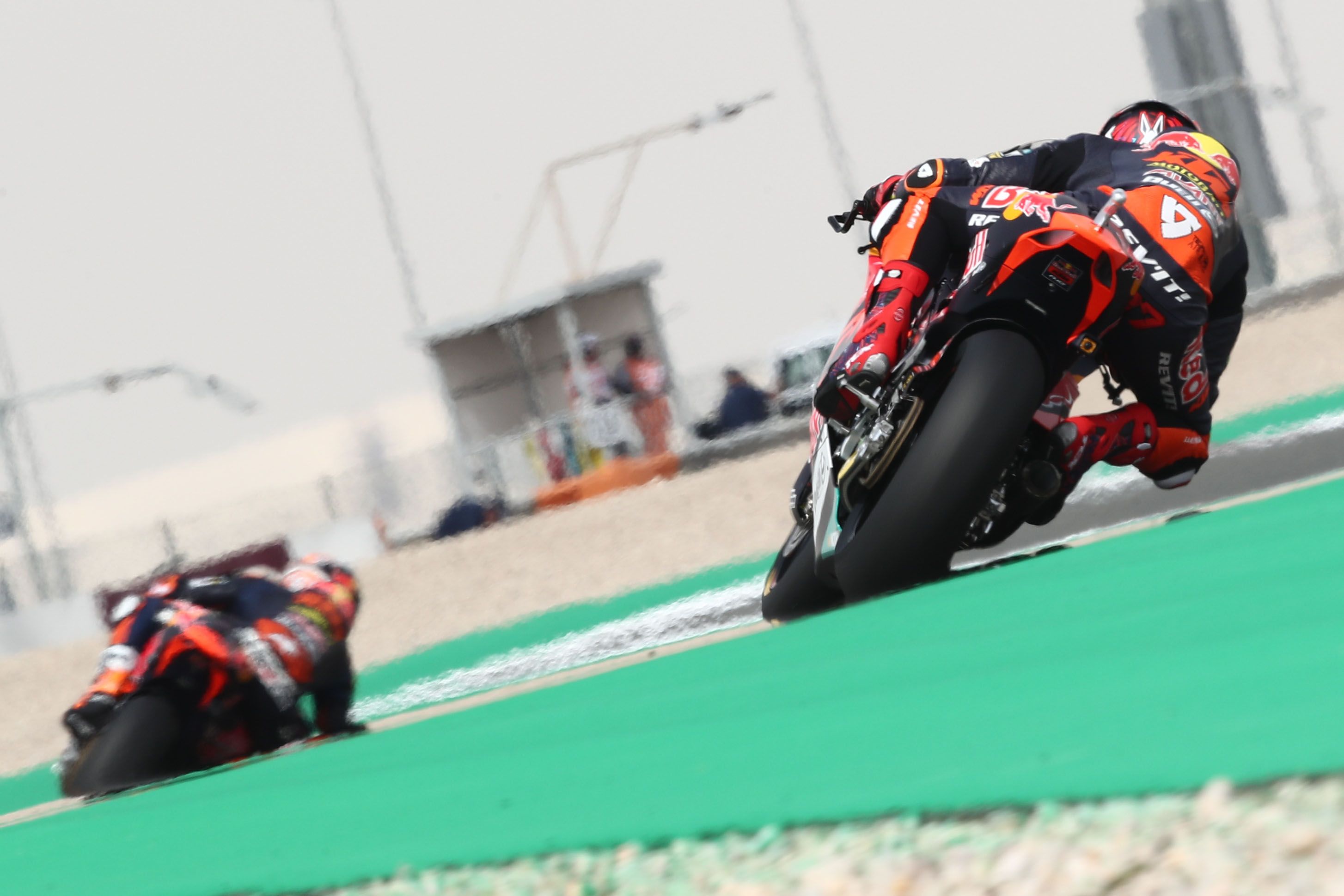 Augusto Fernández, a rueda de Pedro Acosta, en el estreno del Gran Premio de Qatar de Moto2.